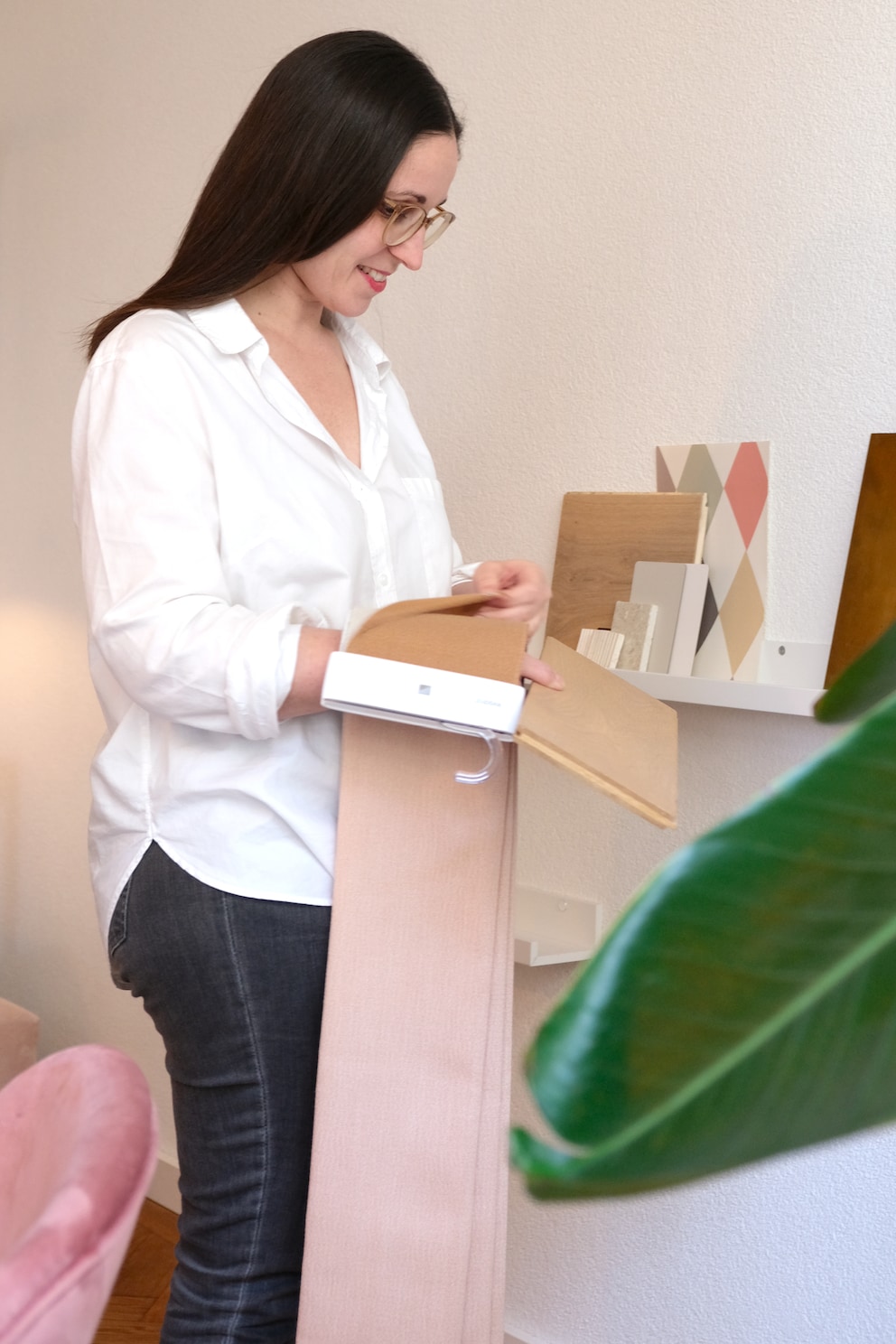 Stoffmuster vom Stuhl helfen dabei herauszufinden, ob er zum Tisch passt.