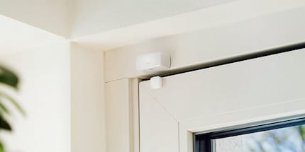 Die Tür- und Fenstersensoren von Eve Systems sind klein und unauffällig. Bildquelle: housecontrollers.de