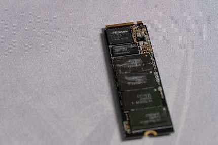 Der Phison Controller ganz oben, darunter das RAM von SK Hynix und darunter der Flash-Speicher.