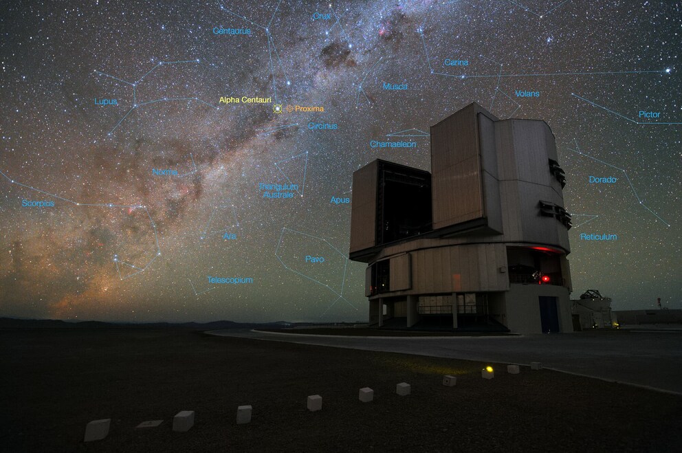 VLT-Teleskop: Das Doppelsternsystem Alpha Centauri ist von der Südhalbkugel am Nachthimmel sichtbar. Daher können es die vier Teleskope des Very Large Telescope (VLT) der Europäischen Südsternwarte in Chile exzellent beobachten. Hier ist eines der zusammenschaltbaren Teleskope zu sehen. Bild: Y. Beletsky (LCO)/ESO / Das VLT und das Sternsystem Alpha Centauri / CC BY 4.0 CC BY (Ausschnitt)