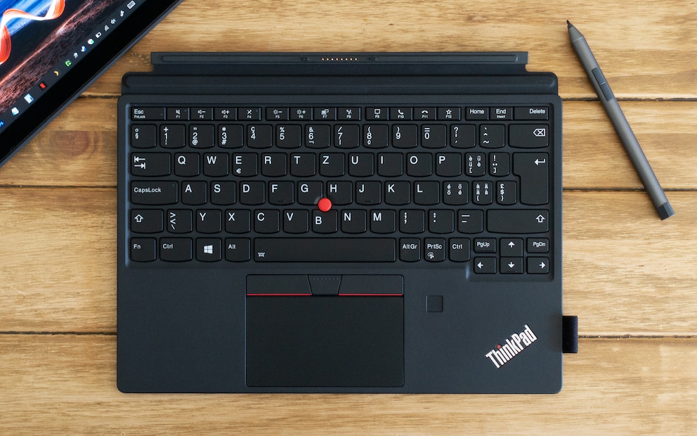 Die Tastatur im ThinkPad-Design haftet magnetisch und verfügt auch über einen Fingerabdrucksensor.