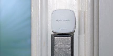 Der Türsensor sieht dem Fenstersensor zum Verwechseln ähnlich, bietet aber andere Funktionen. Bildquelle: digitalzimmer.de