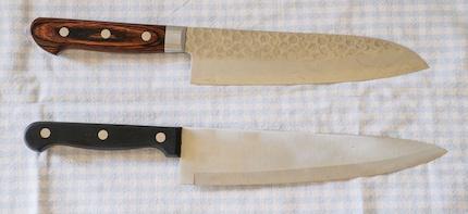 Santoku oben, Kochmesser unten. Eines muss es auf der Insel sein.