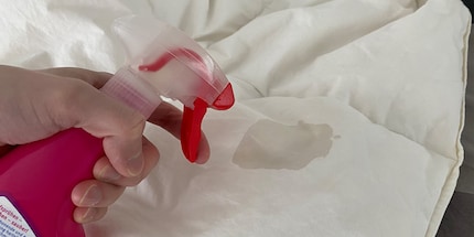 Harmlose, aber dennoch sichtbare Flecken behandelst du mit einem Fleckenspray.