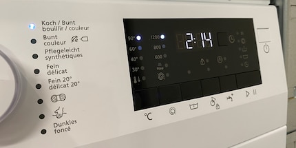 Wie lange das Ganze dauert, hängt auch von der Leistung deiner Waschmaschine ab.