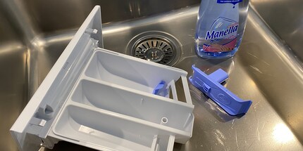 Das Waschmittelfach will ebenfalls gesäubert und getrocknet werden.