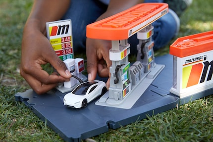 Tankstelle mit Ladestation für den Tesla Roadster von Matchbox.