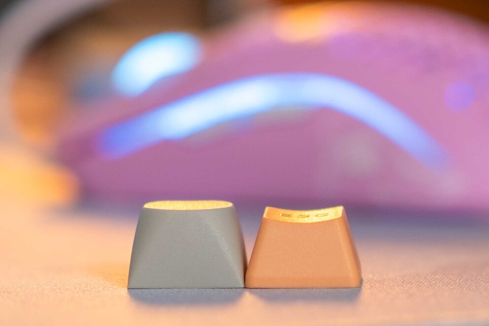 Ein Keycap im MA-Profil (links) ist höher und bauchiger und sollte deshalb lauter sein als einer im OEM-Profil (rechts).