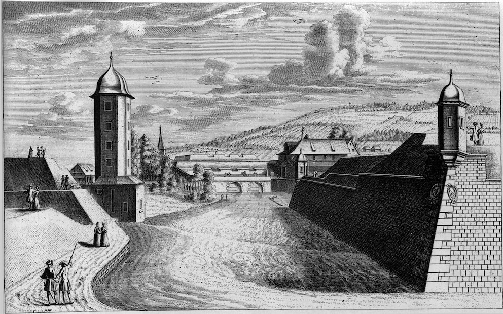 Dieser Stich von 1730 zeigt rechts die Katzbastion und links den ebenfalls noch stehenden Wasserturm. Hinten die Brücke zur Sihlporte und noch weiter hinten das Löwenbollwerk. Heute ist hier ein Männerbad. Beachte das Fundament des Wachturms an der Ecke der Bastion!