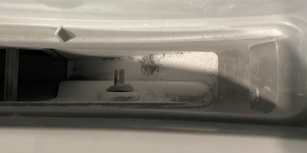 Die Fusseln müssen weg, da sie sonst die Effizienz des Trockners beeinträchtigen können.