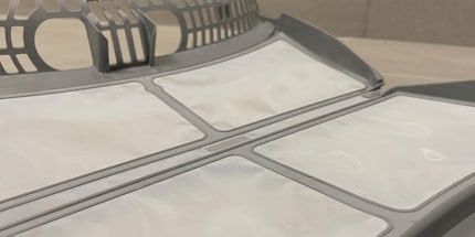 So in etwa sollte ein gereinigtes Flusensieb aussehen, bevor es zurück an seinen Platz im Trockner kommt.