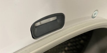 Auch an und um die Gummidichtungen sammeln sich Fusseln und Staub.