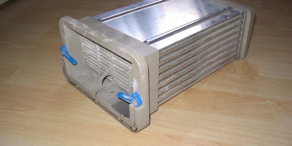 So oder ähnlich sieht ein – nicht allzu stark verschmutzter – Kondensator aus. Bildquelle: wikipedia.org/wiki/wäschetrockner