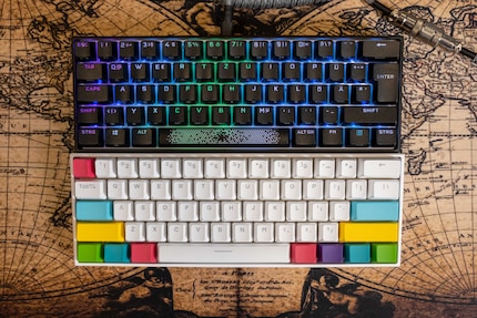 ... könnte sie glatt als Kopie der Anne Pro 2 (unten) durchgehen – wären beide im ISO-Layout mit grosser Enter-Taste.