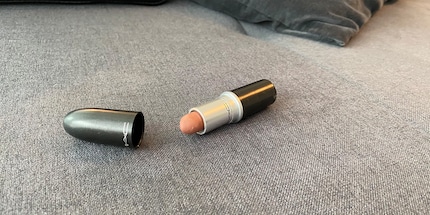 Bei Lippenstiftflecken musst du schweres Reinigungsgeschütz auffahren.