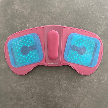 …die beiden mitgelieferten Gel-Pads an. Diese müssen etwa alle drei Monate ersetzt werden respektive sobald sie nicht mehr kleben.
