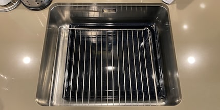 Den Rost, das Blech und die Auflagegitter kannst du im Lavabo vorbehandeln.