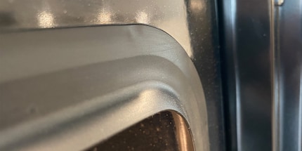 Auch die Gummidichtungen der Ofentüre solltest du sauber halten.