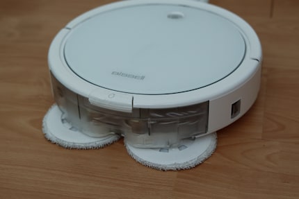 Die anmontierten Wischmoppe benötigen einen sauberen Boden.