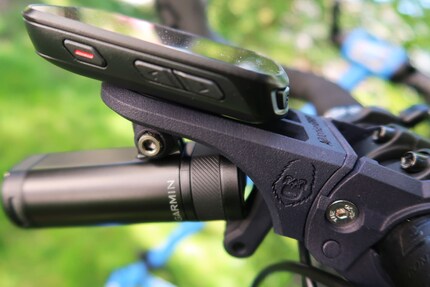 Das 3in1-System: Garmin Edge 530, Varia UT800 und unten hat's auch noch eine Halterung für die GoPro.
