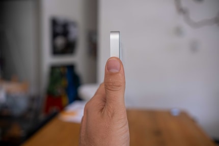 Ich weiss: So hässliche Finger wie meine gehören nicht aufs Bild. Aber ich find's krass, wie dünn der iMac ist.