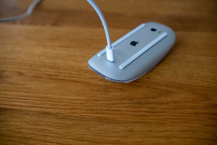 Wieso Apple den Ladeanschluss unten platziert hat, ist mir auch nach all den Jahren, die es die Magic Mouse 2 gibt, nicht klar.