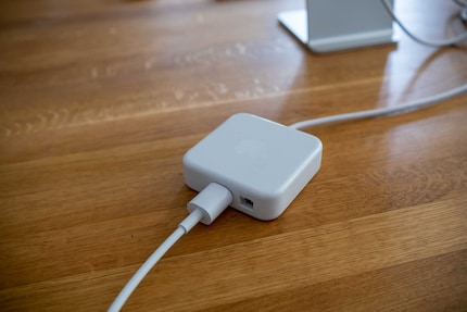 Das externe Netzteil bietet auch einen Ethernet-Anschluss. Den gibt's aber nur bei den teureren Modellen.