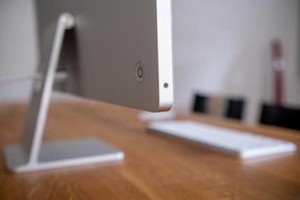 Power Button und Kopfhöreranschluss befinden sich von vorne gesehen links.