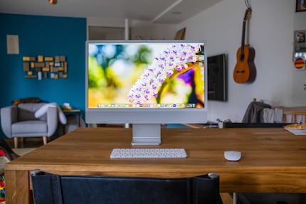 Weil der iMac so leicht ist, kann ich ihn ganz einfach verstellen. Ich habe ich auch hin und wieder am Esszimmertisch gearbeitet.