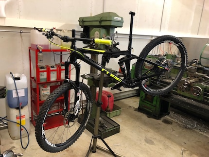 Auch Jérôme hats geschafft, mit null Erfahrung ein fahrbares Bike zusammen zu bauen