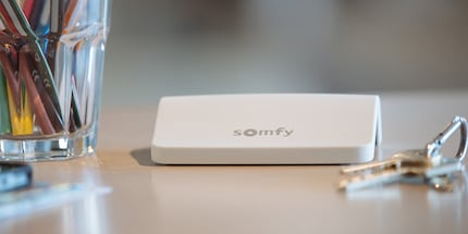 Die Basisstation Somfy Connexoon ist etwas für Smarthome-Neulinge. Bildquelle: poweredblinds.co.uk