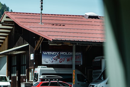 Ein Dorf zeigt Flagge und seine Verbundenheit mit dem Skistar.