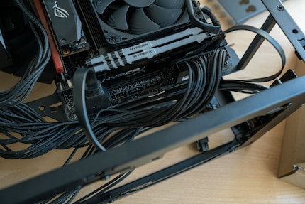 Für die Montage der Kabel hat es Platz satt.