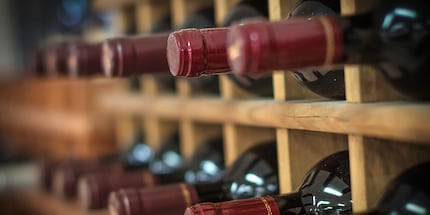 Liegend und möglichst stabil: So solltest du Wein im Keller lagern.
