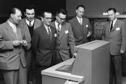 Lebedev (3. von links) beäugt den IBM Computer argwöhnisch.