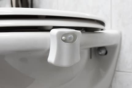 Das Gadget besteht aus einem Kästchen mit Sensoren, einem Knopf und einem biegbaren Lampenarm.