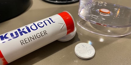 Gebissreiniger-Tabs zeigen dem Kalk die Zähne – auch in deiner Kaffeemaschine.