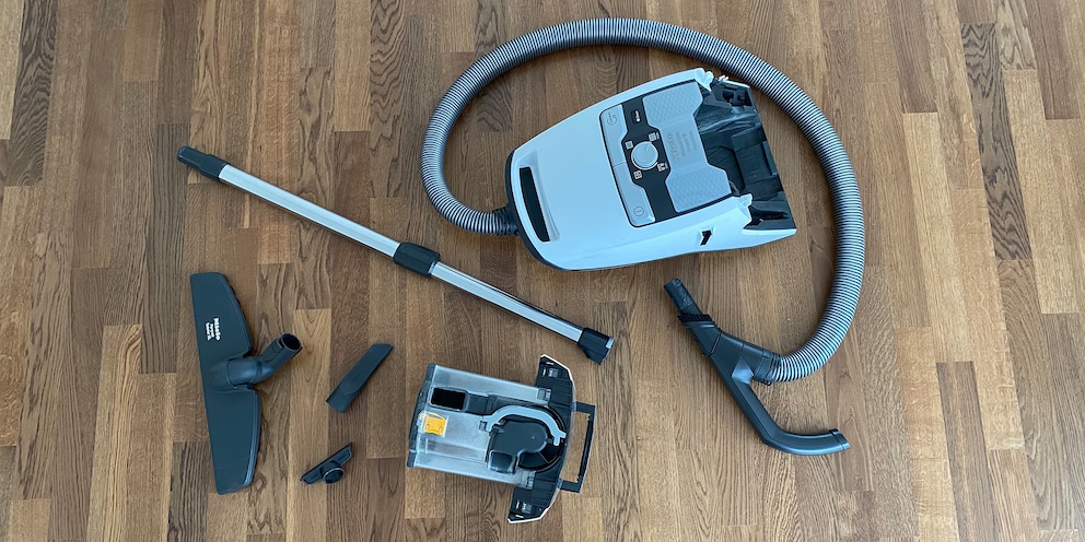 In order to give your vacuum a comprehensive clean, dismantle it as much as possible down to its individual parts – without touching any screws.