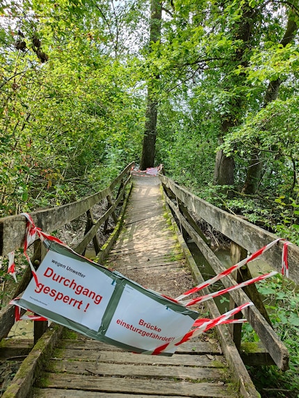 Das Unwetter kostet Manu und Marius bereits auf der ersten Etappe einiges an Zeit.