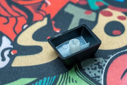 Einer der im Doppelguss-Verfahren hergestellten Keycaps.