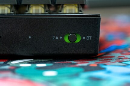 Per Schalter auf der Rückseite lässt sich zwischen 2,4-GHz-, Bluetooth- oder Kabelverbindung umschalten.