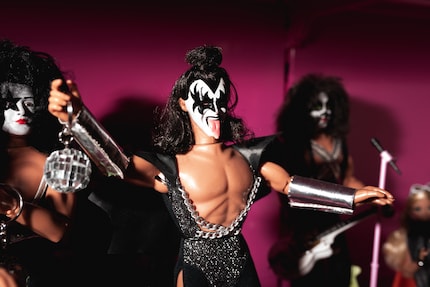 Ein paar der wenigen Nicht-Mattel-Puppen in Beates Laden: die Band Kiss aus dem Jahr 1977 von Mengo.