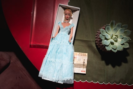 Die Bild-Lilli mit einer Bild-Zeitung in Miniaturform. Hübsch und creepy zugleich.