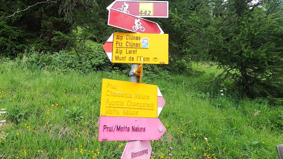 Viele Weg führen in den E-Bike-Himmel: 30 Kilometer, 1'200 Höhenmeter und 3 Stunden Fahrzeit durch die Engadiner Bergwelt.
