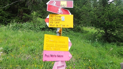 Viele Weg führen in den E-Bike-Himmel: 30 Kilometer, 1'200 Höhenmeter und 3 Stunden Fahrzeit durch die Engadiner Bergwelt.