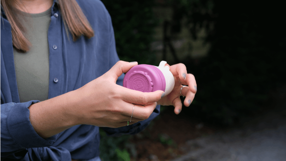 Mit einer Drehung geht der Deckel mit spezieller Vorrichtung für die Menstruationstasse auf.