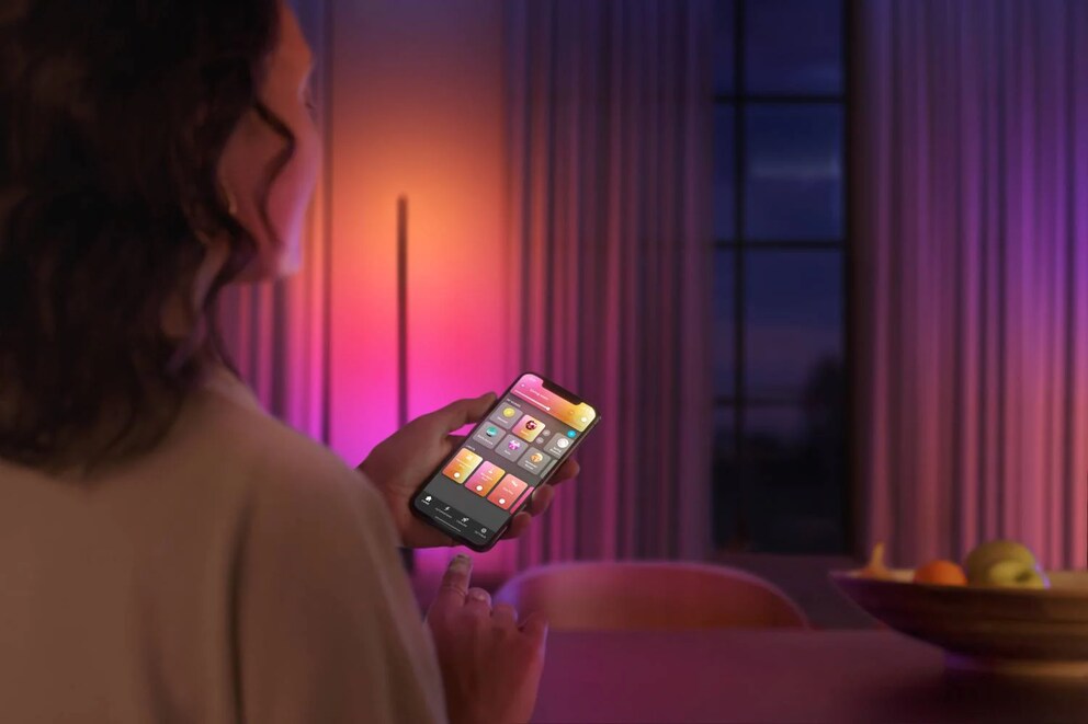 Gradient Raumausleuchtung und Bedienung durch die Hue App. Bild: Signify