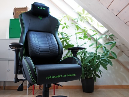 The Razer logo is hidden underneath the neck pillow.