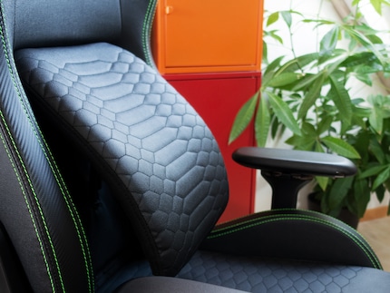 The lumbar support can be extended continuously up to 15 cm. Here’s what that looks like.
