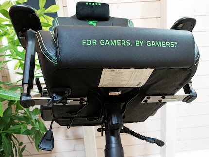 The lumbar support lever on the left in front of the armrest is a bit awkward to reach.